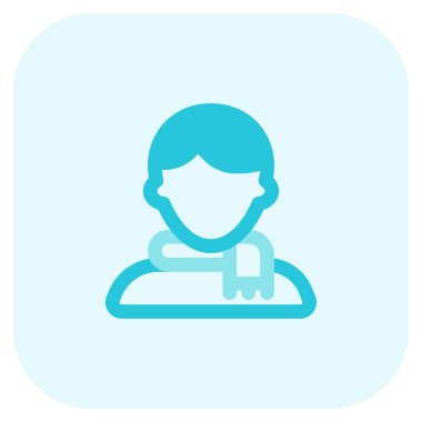 Genç adam yarı saç stili, atkı takıyor.