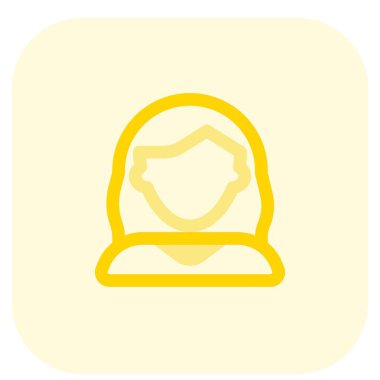 Uzun dalgalı saçlı, güzel bir kadın.