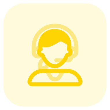 Düşük atkuyruklu ve kulaklıklı genç profesyonel kadın telekulak.