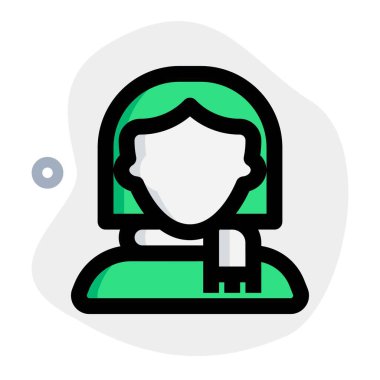 Orta kesimli kısa saçlı, fular takan genç bir kadın.