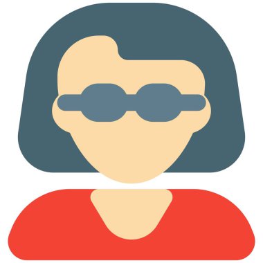 Yan tarafı kısa saçlı, gözlük takan genç, olgun bir kadın.