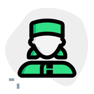 Otel müşterilerine hizmet eden kadın kapıcı.