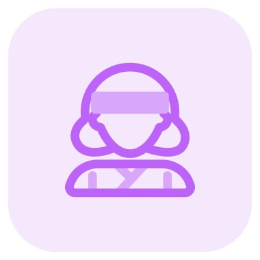 Üniformalı ve bantlı bir kadın dövüşçü.