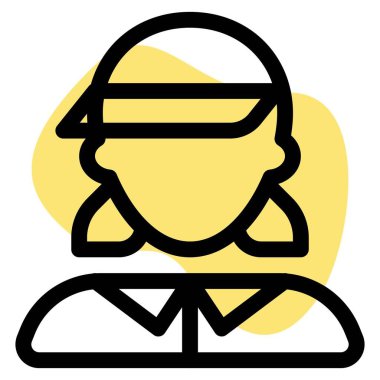 Güneşlik takan kadın golfçü