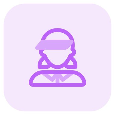 Güneşlik takan kadın golfçü