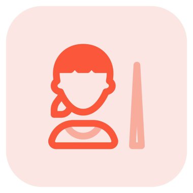 Elinde mızrak sopasıyla bayan sporcu.