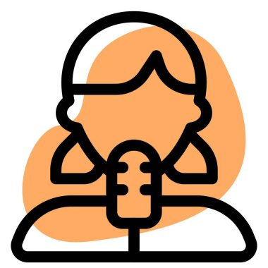 Medya için haber sunan kadın gazeteci