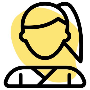 Genç bayan karateka kimono giyiyor.