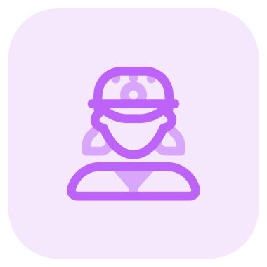 Başında lamba olan kasklı bir kadın madenci.