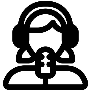 Mikrofon ve kulaklıklı bayan radyo jokeyi.