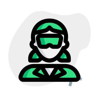 Güvenlik gözlüğü takan kadın bilim adamı.