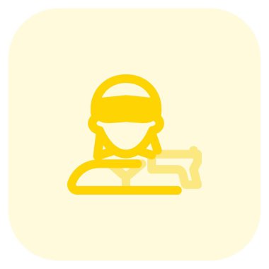 Vizör takan silahlı bir kadın.