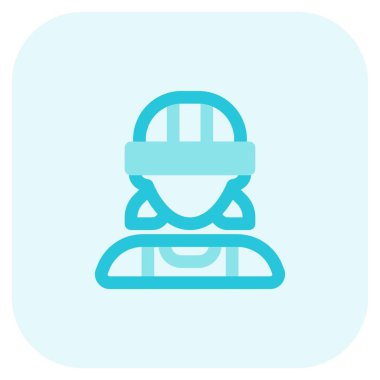 Güvenlik kaskı takan kadın işçi.