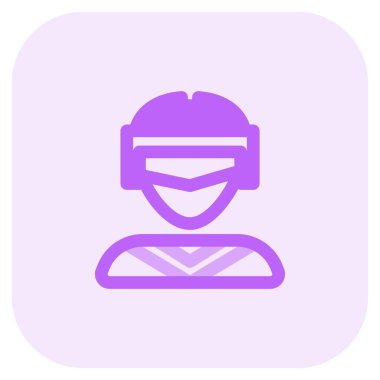 Genç hokey oyuncusu koruyucu başlık takıyor.