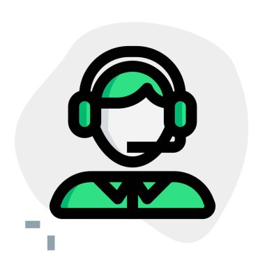 Erkek müşteri hizmetleri yöneticisi kulaklık takıyor