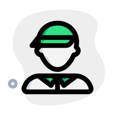 Güneşlik takan erkek golfçü