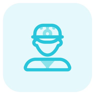 Başında lamba olan kasklı bir erkek madenci.