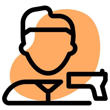 Vizör takan silahlı bir erkek.