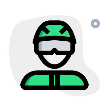 Güvenlik kaskı takan erkek paraşütçü.