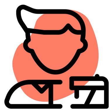 Erkek terzi dikiş makinesiyle dikiş dikiyor.