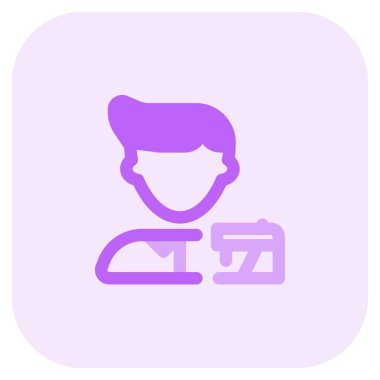 Erkek terzi dikiş makinesiyle dikiş dikiyor.