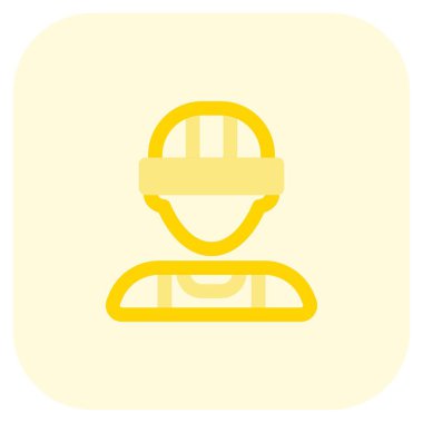 Güvenlik kaskı takan erkek işçi.