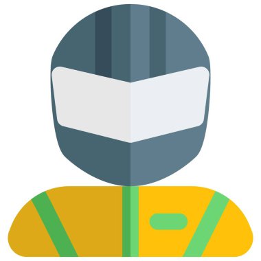 Motor sporu yarışçısı kask ve yarış kıyafeti giyiyor.