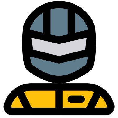 Motor sporu yarışçısı kask ve yarış kıyafeti giyiyor.