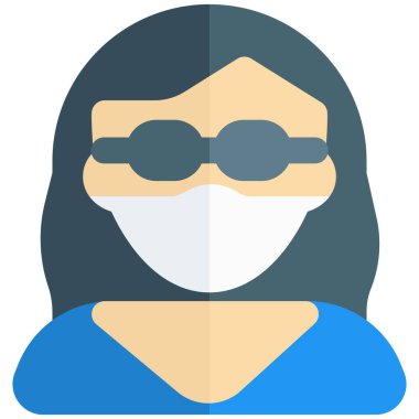 Yüz maskeli, uzun saçlı, çalışkan bir bayan..