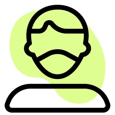 Saçları ayrılmış, maske takan adam..