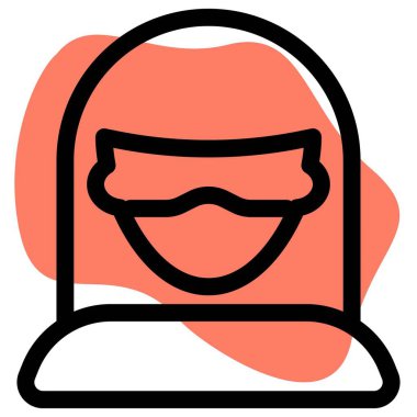 Düz uzun saçlı, maske takan bir kadın..