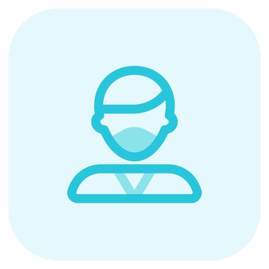 Maskeli adam saçlarını kestiriyor.