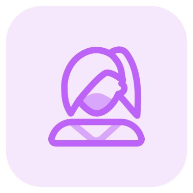 Sırtında maske taşıyan sırtı kıllı kız..