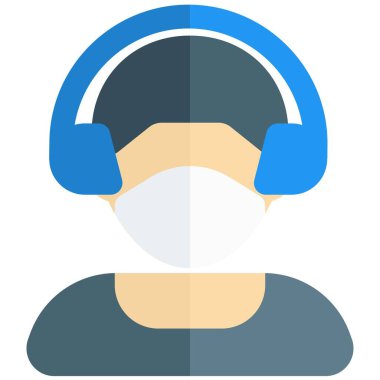 Kulaklık ve maskeyle çalışan genç bir çocuk..