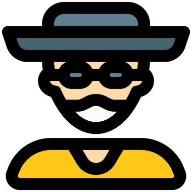 Hasır şapkalı ve maskeli orta yaşlı bir adam..