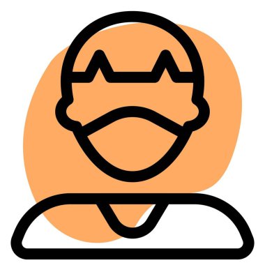 Saç tıraşlı, yüz maskesi takan adam.