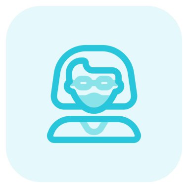 Gözlük ve maske takan yaşlı bir kadın..