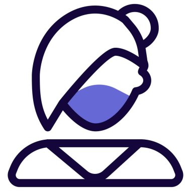 Saçlı, maske takan bir kadın..