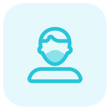 Saçları ayrılmış, maske takan adam..