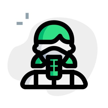 Mikrofonlu kadın şarkıcı maske takıyor..