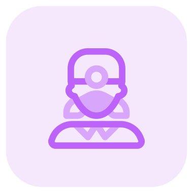 Maske takan ve aynalı bir dişçi.