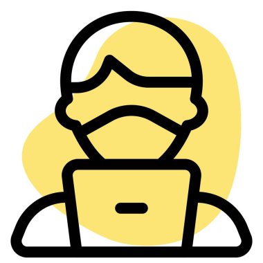 Maskeli profesyonel bilgisayar programcısı.