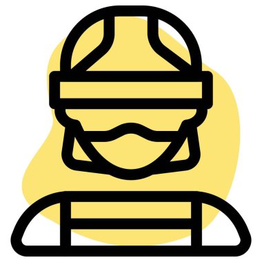 Önlem olarak maske ve miğfer takan kadın inşaatçı.