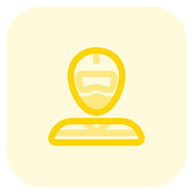 Kaskı ve maskesi olan profesyonel bir yarışçı..