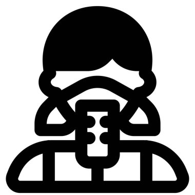 Mikrofonlu kadın şarkıcı maske takıyor..