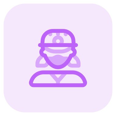 Güvenlik kaskı takan kadın madenci.