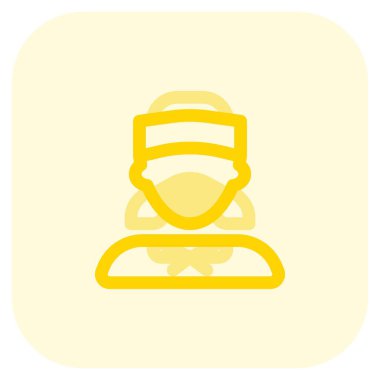 Maskeli ve üniformalı bir kadın.