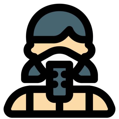 Mikrofonlu kadın şarkıcı maske takıyor..