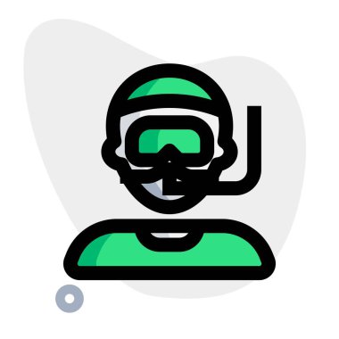 Nefes almak için maske ve şnorkel takan bir dalgıç..