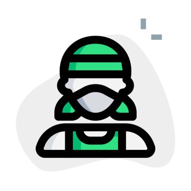 Maske ve saç bandı takan atletik bir kadın..